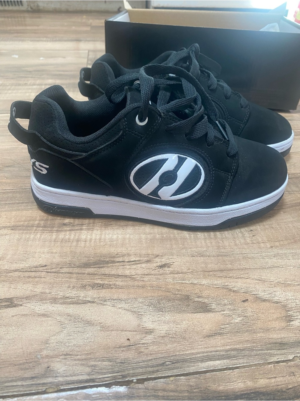 Heelys Voyager Youth 4 Black White Wheeled Skate Shoes HE100713H Box Wheels Tool